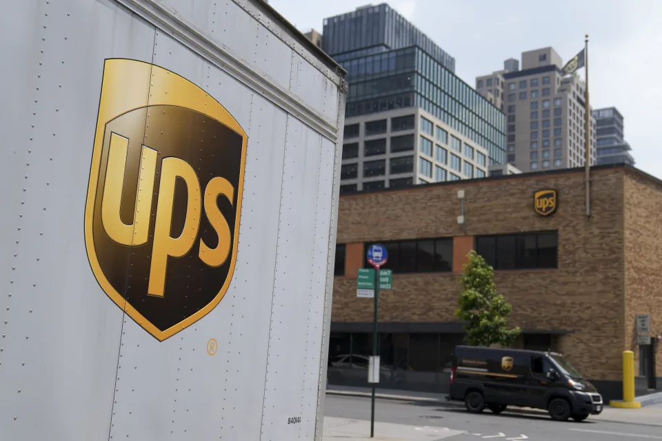 UPS股价涨1.14%至100.40美元,财报预期EPS下滑12.29%,Zacks评级为何为持有?