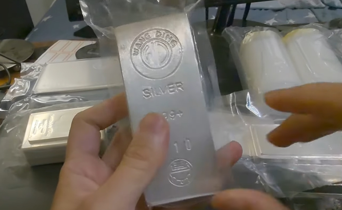 特朗普胜选与美元走强导致白银暴跌近2%,失守31美元关口,市场关注贸易战升级与美联储政策变化