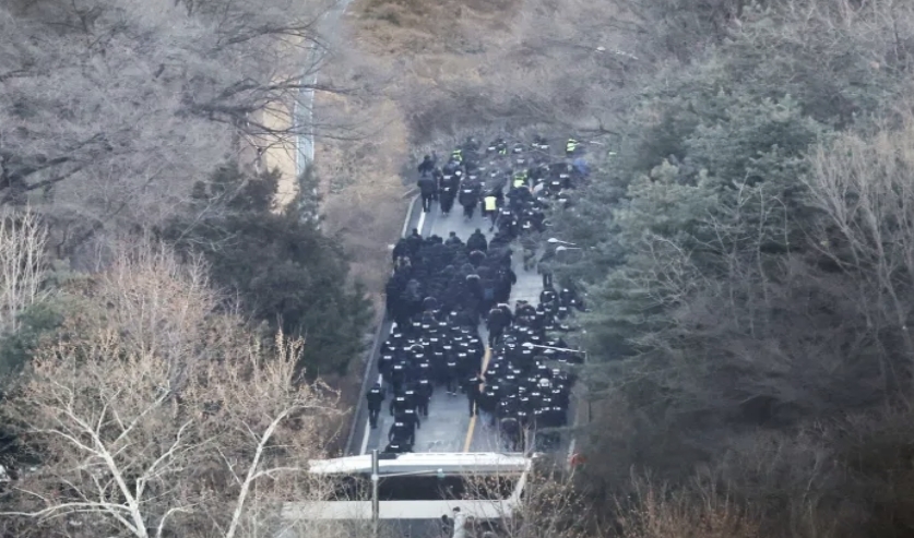 韩国总统尹锡悦因短暂戒严令被捕,创下韩国历史首次在任总统被拘记录