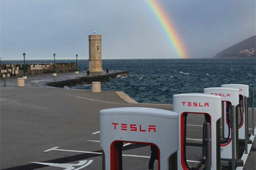 仍不看好特斯拉?一分析师维持特斯拉(TSLA.US)股票卖出评级