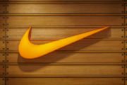 Nike管理层更迭引发股价反弹，Elliott Hill接任CEO以应对销售疲软和市场挑战