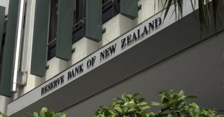 新西兰央行连续降息50基点,导致纽元贬值与货币政策宽松预期上升,促进经济复苏与通胀回落